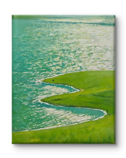 Grüne Küste und blaues Wasser