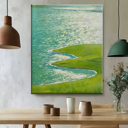 Grüne Küste und blaues Wasser