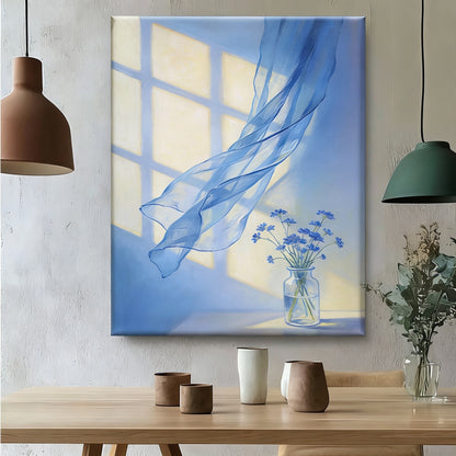 Morgenlicht und blauer Vorhang