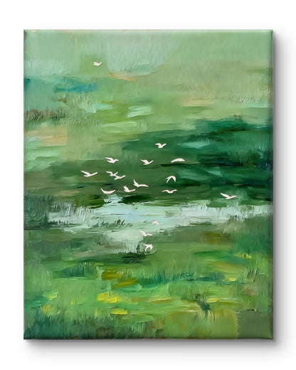 Vögel über der grünen Wiese
